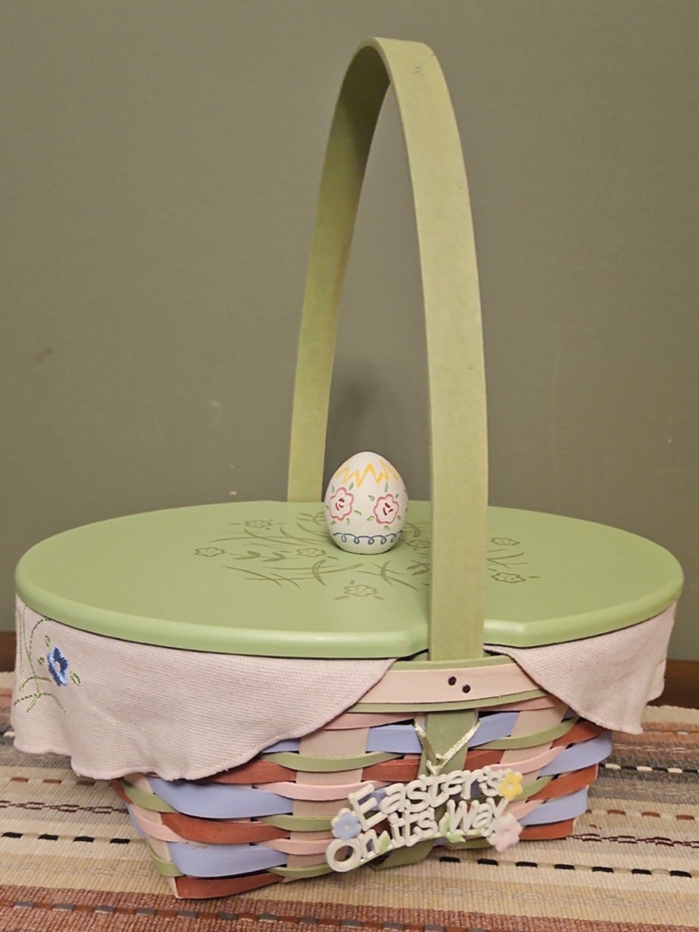 Longaberger Easter Basket with Lid, Liner & Protector – “Easter’s On Its Way”